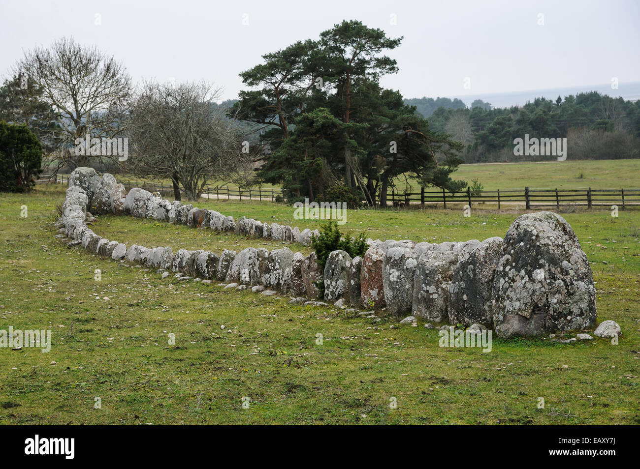 Una nave vichinga lay grave è visto sull'isola svedese di Gotland. Foto Stock