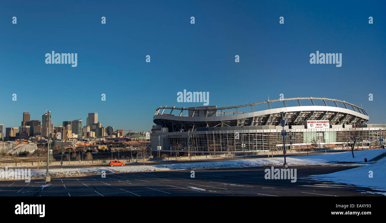 Denver, Colorado - autorità sportive Field at Mile High, la Casa dei Denver Broncos squadra di calcio, vicino al centro cittadino di Denver. Foto Stock