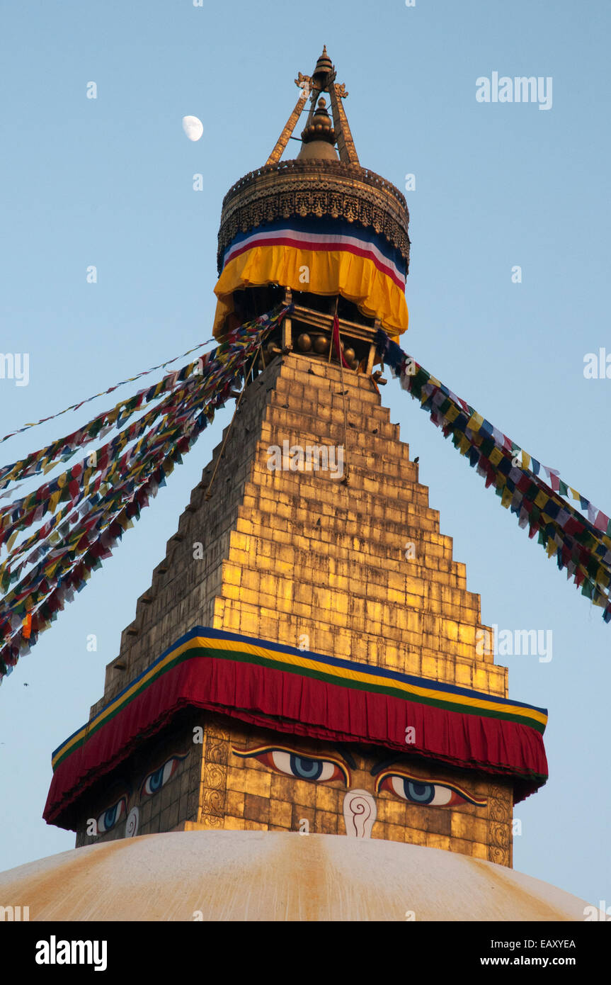 Moonrise sopra il grande stupa a Boudha / Boudhanath fuori Kathmandu, Nepal Foto Stock