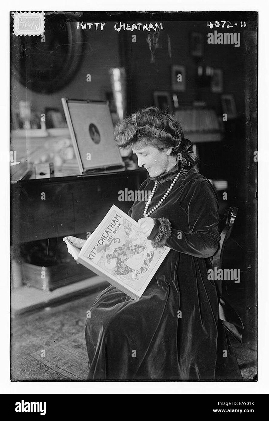 Questa fotografia mostra Kitty Cheatham che tiene in mano un libro, che mostra il suo aspetto e il suo significato culturale. Conosciuta per i suoi contributi alle arti, Cheatham è descritta in un momento di impegno intellettuale, riflettendo la sua personalità artistica. Foto Stock