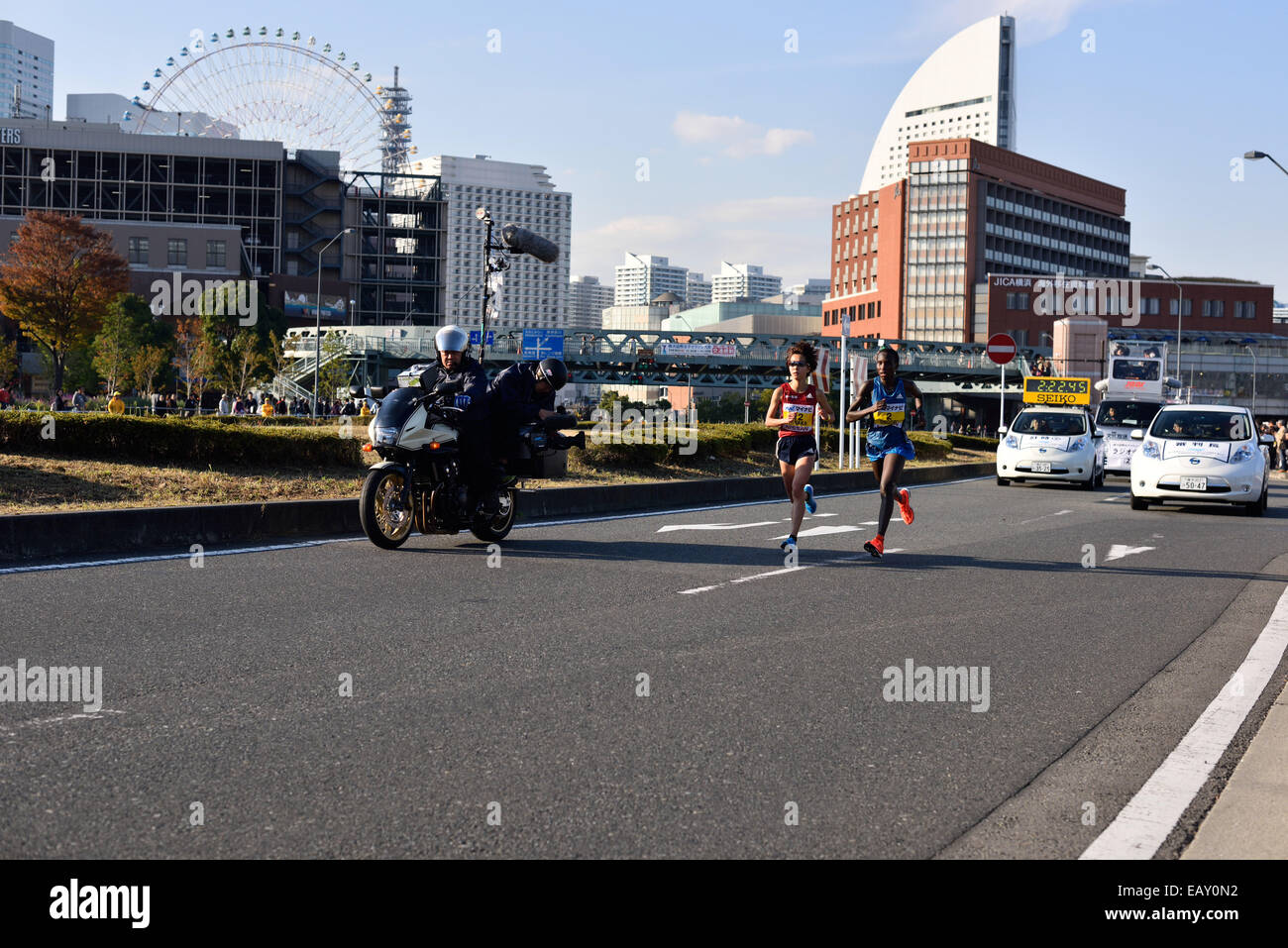 Yokohama Kanagawa, Giappone. Xvi Nov, 2014. Tomomi Tanaka (JPN), Files Ongori (KEN) Marathon : 6° Yokohama femminile alla maratona di Yokohama Kanagawa, Giappone . © Masairo Tsurugi/AFLO/Alamy Live News Foto Stock