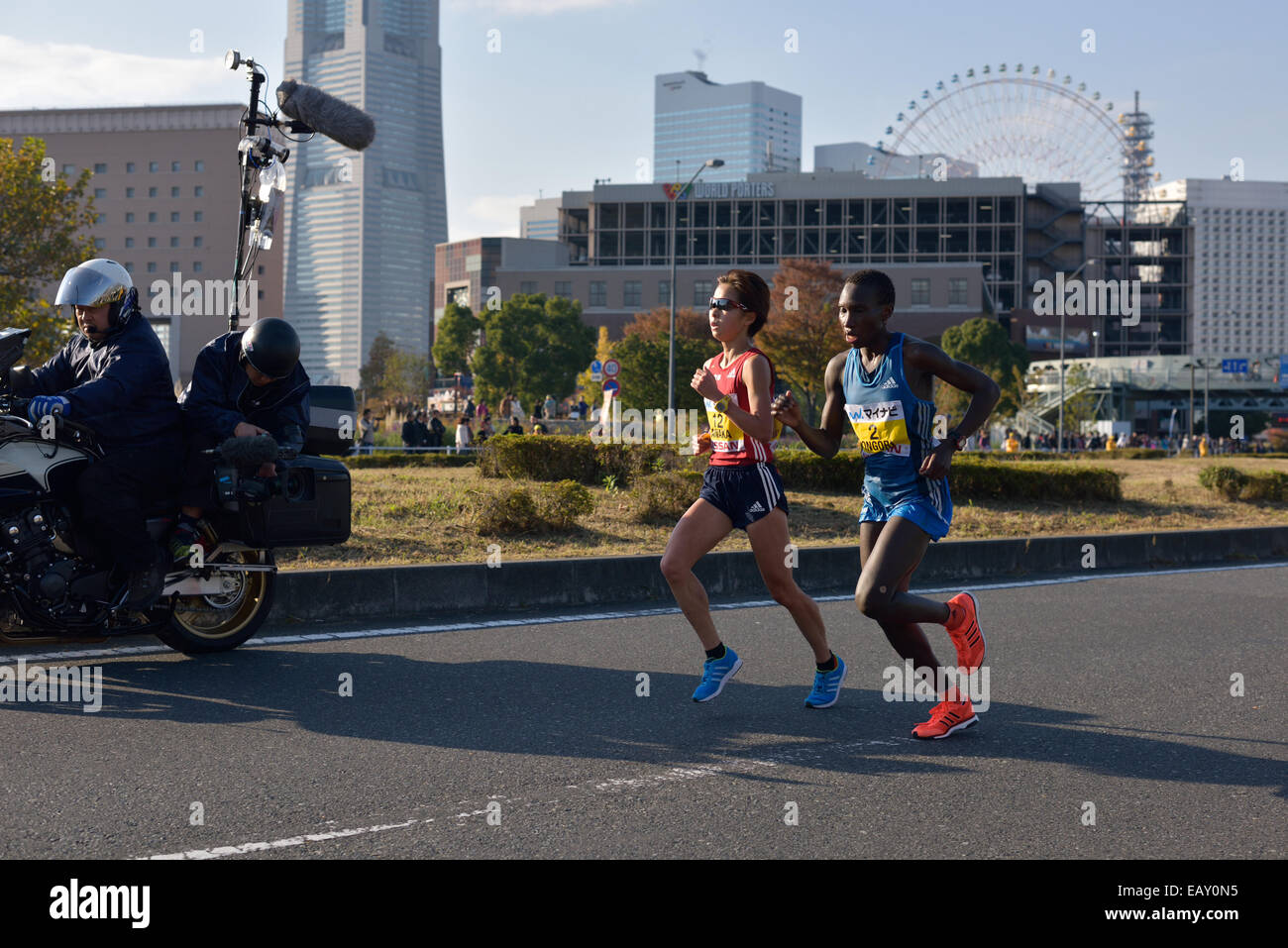 Yokohama Kanagawa, Giappone. Xvi Nov, 2014. Tomomi Tanaka (JPN), Files Ongori (KEN) Marathon : 6° Yokohama femminile alla maratona di Yokohama Kanagawa, Giappone . © Masairo Tsurugi/AFLO/Alamy Live News Foto Stock