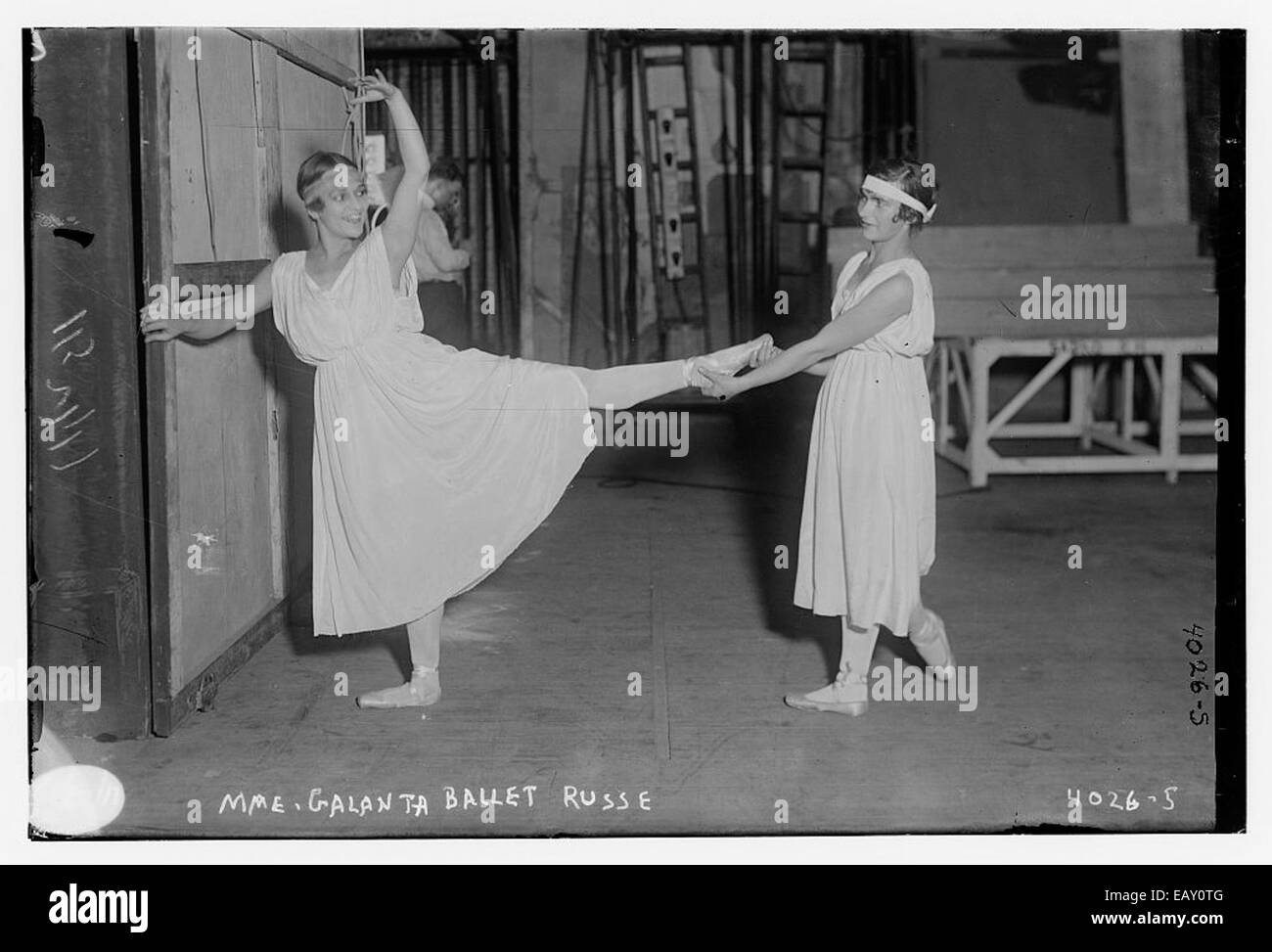 "Mrs. Galanta" è un costume per una produzione del Ballet russe. Rappresenta la grandezza e l'espressione artistica del balletto russo all'inizio del XX secolo. Foto Stock