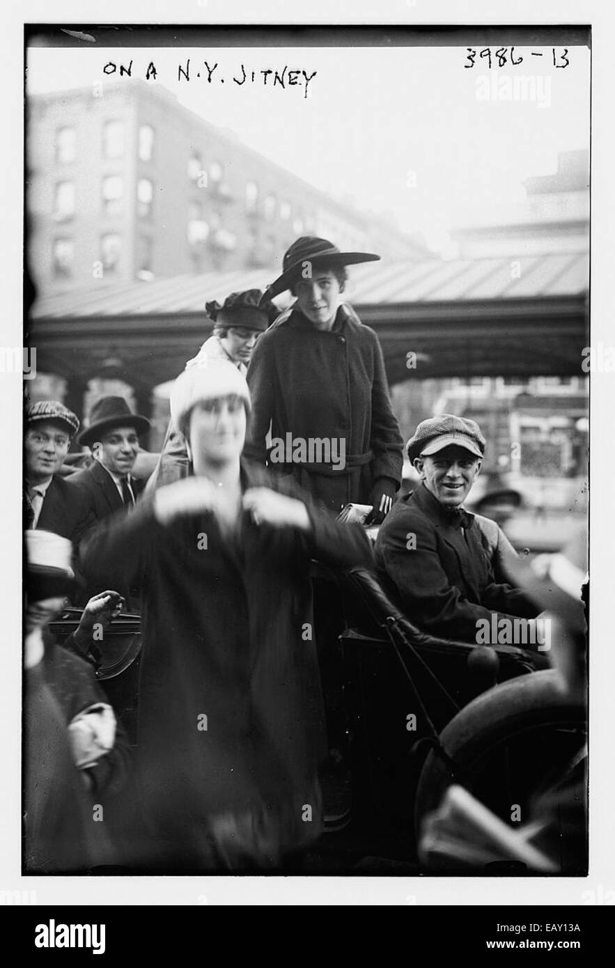 "On a NY Jitney 146" è un'opera d'arte che cattura un momento nella vita quotidiana dei newyorkesi, raffigurante l'atmosfera di un giro in autobus jitney a New York City. Il dipinto riflette la vita urbana e il movimento in città. Foto Stock