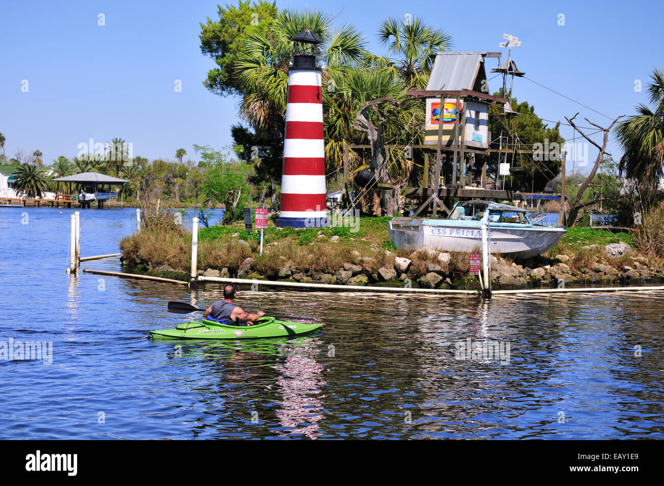 Un kayaker tira fino a Bird Island, noto anche come Monkey Island, nel fiume Homosassa, Florida Foto Stock