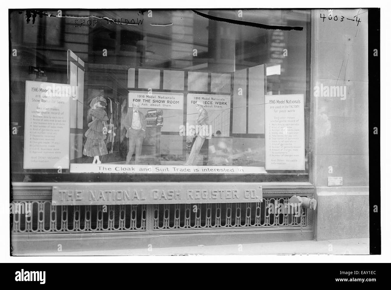 Una rappresentazione di una vetrina di un negozio, che mostra una varietà di prodotti disposti per essere esposti. L'immagine cattura gli elementi di Visual merchandising e design retail, riflettendo la moderna cultura dei consumatori. La vetrina funge da spazio creativo per esporre i prodotti e attirare potenziali acquirenti. Foto Stock