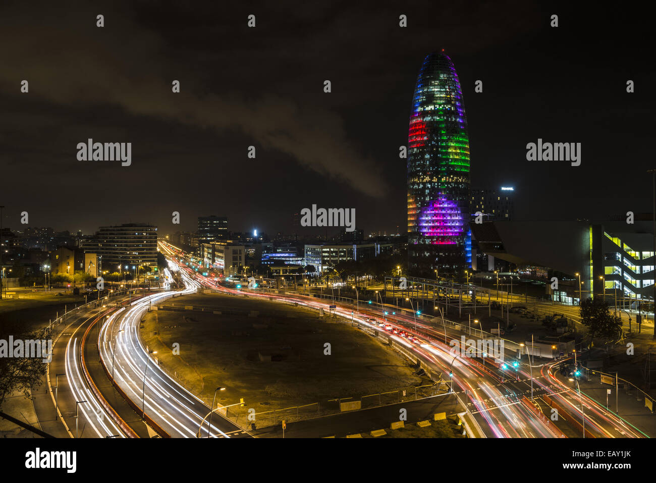 Bacelona, Spagna. Xxi Nov, 2014. La facciata del 38 piani Torre Agbar con i suoi più di 4.500 dispositivi luminosi che possono operare in modo indipendente che utilizza la tecnologia a LED visualizza una decorazione stagionale fuori di movimentazione di luci e colori per il tempo di Natale. Xxi Nov, 2014. La stagione delle feste 2014 ottiene in corso a Barcellona come le luci di Natale e gli alberi sono accesi nelle strade Credito: Matthias Oesterle/ZUMA filo/ZUMAPRESS.com/Alamy Live News Foto Stock