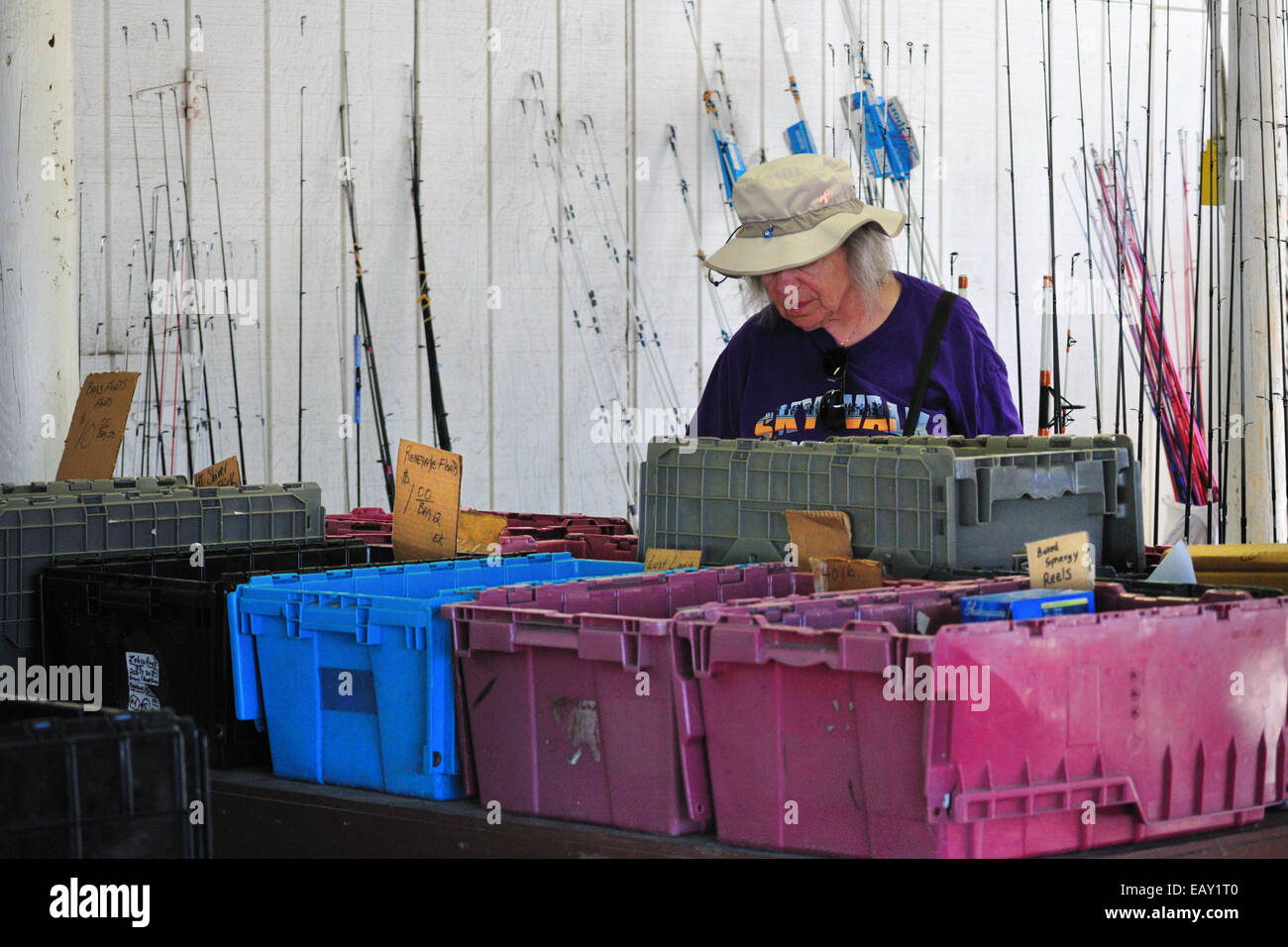 Una shopper controlla la lenza a Howard il mercato delle pulci di Homosassa Springs, in Florida Foto Stock