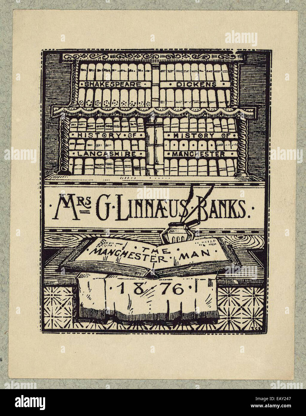 Una targa disegnata per l'autrice inglese Mrs. G. Linnaeus Banks, che rappresenta i suoi contributi letterari. La libreria presenta elementi decorativi tipici dell'epoca e simboleggia il posto dell'autore nella storia letteraria. Foto Stock
