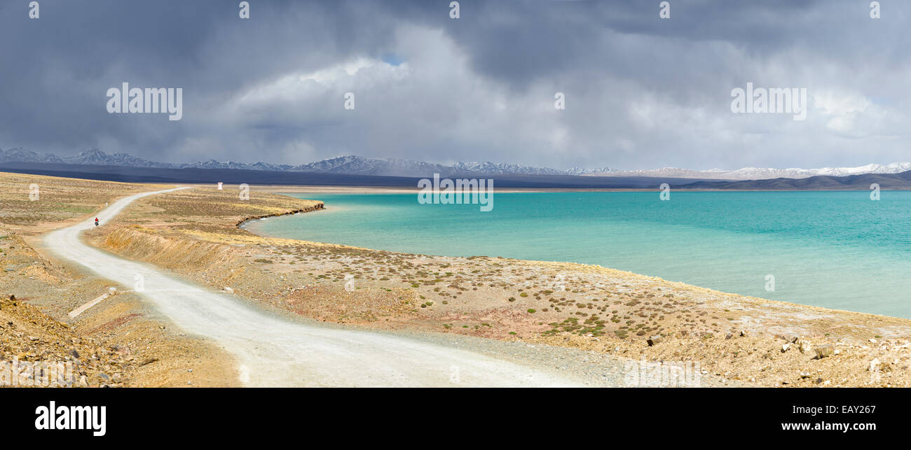 Escursioni in bicicletta al lago Ngogoring sull'altopiano tibetano, Provincia di Qinghai, Cina Foto Stock