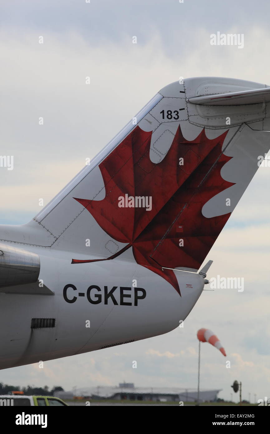 Maple Leaf logo sul Bombardier CRJ200 C-GKEP Air Canada Jazz all Aeroporto Internazionale di Ottawa YOW Canada, luglio 31, 2013 Foto Stock