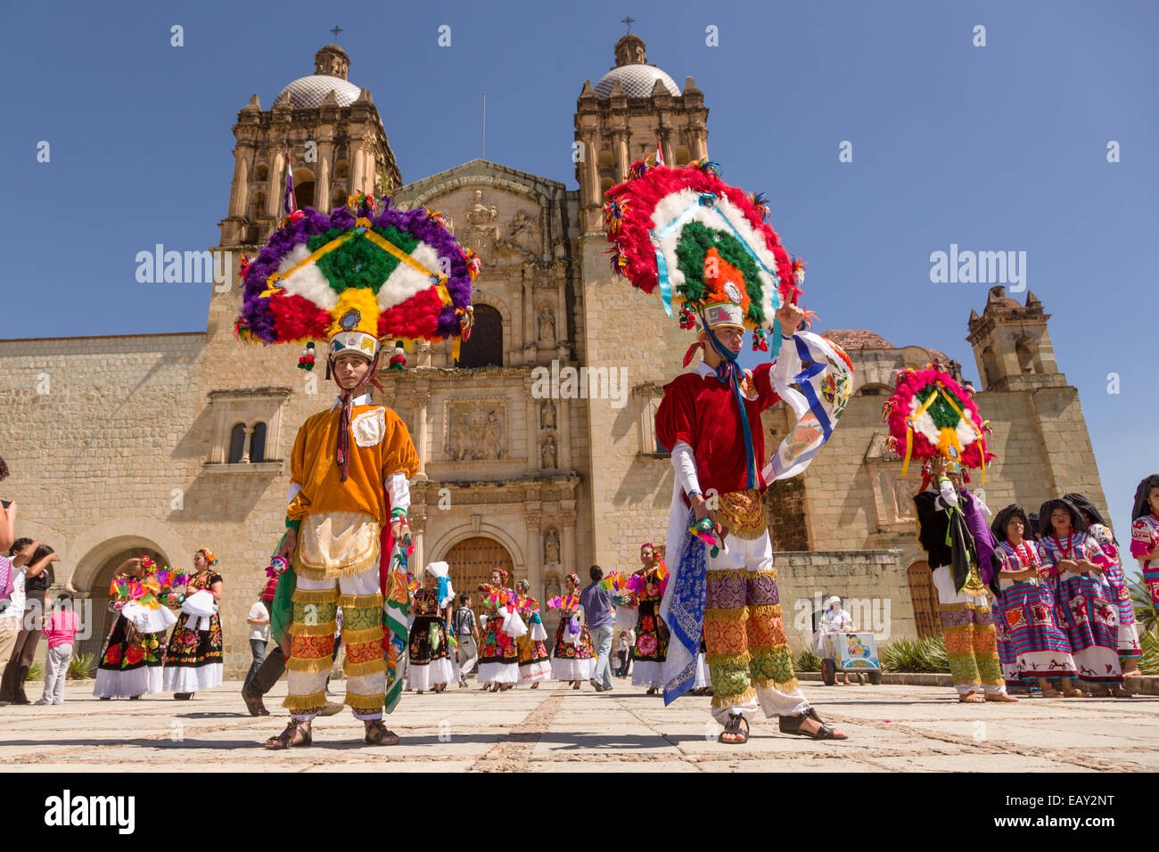 In costume tradizionale ballerino folk al di fuori della chiesa di Santo Domingo durante il Giorno dei Morti Festival noto in spagnolo come d'un de Muertos su ottobre 26, 2014 in Oaxaca, Messico. Foto Stock