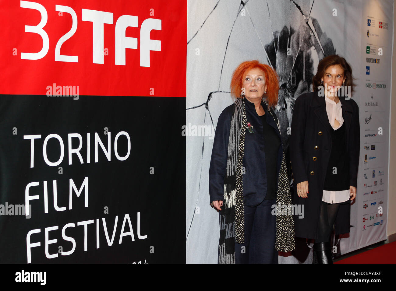 Torino, Italia. Xxi Nov, 2014. Emanuela Martini (direttrice del Torino Film Festival) e Anne Fontaine (direttore film 'Gemma Boveri") pone sul tappeto rosso in apertura della trentaduesima Torino Film Festival. Credito: Elena Aquila/Pacific Press/Alamy Live News Foto Stock