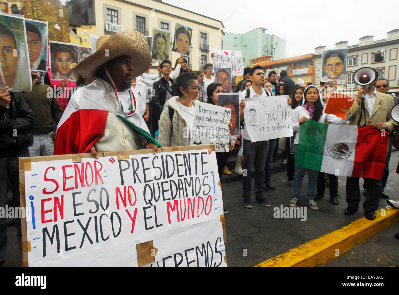 Iguala, Guerrero, Messico. Xxi Nov, 2014. Gli studenti delle scuole superiori marzo attraverso la scuola normale Ayotzinapa, Guerrero per quasi due mesi poiché gli studenti scomparsa. Credito: Raul Mendez Velazquez/Pacific Press/Alamy Live News Foto Stock