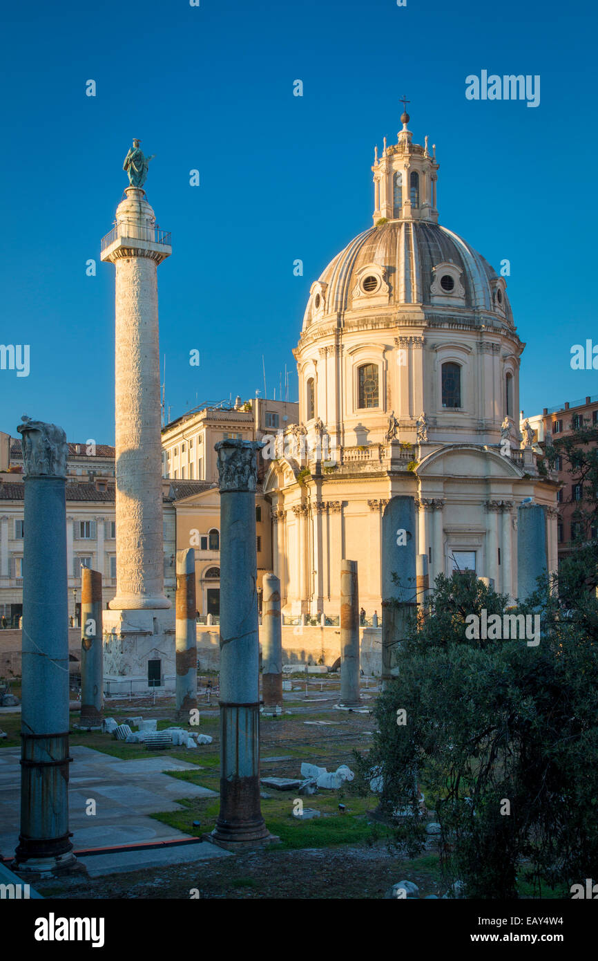 Colonna di Traiano e rovine del Foro di Traiano con il Santissimo Nome di Maria la Chiesa al di là, Roma Lazio Italia Foto Stock