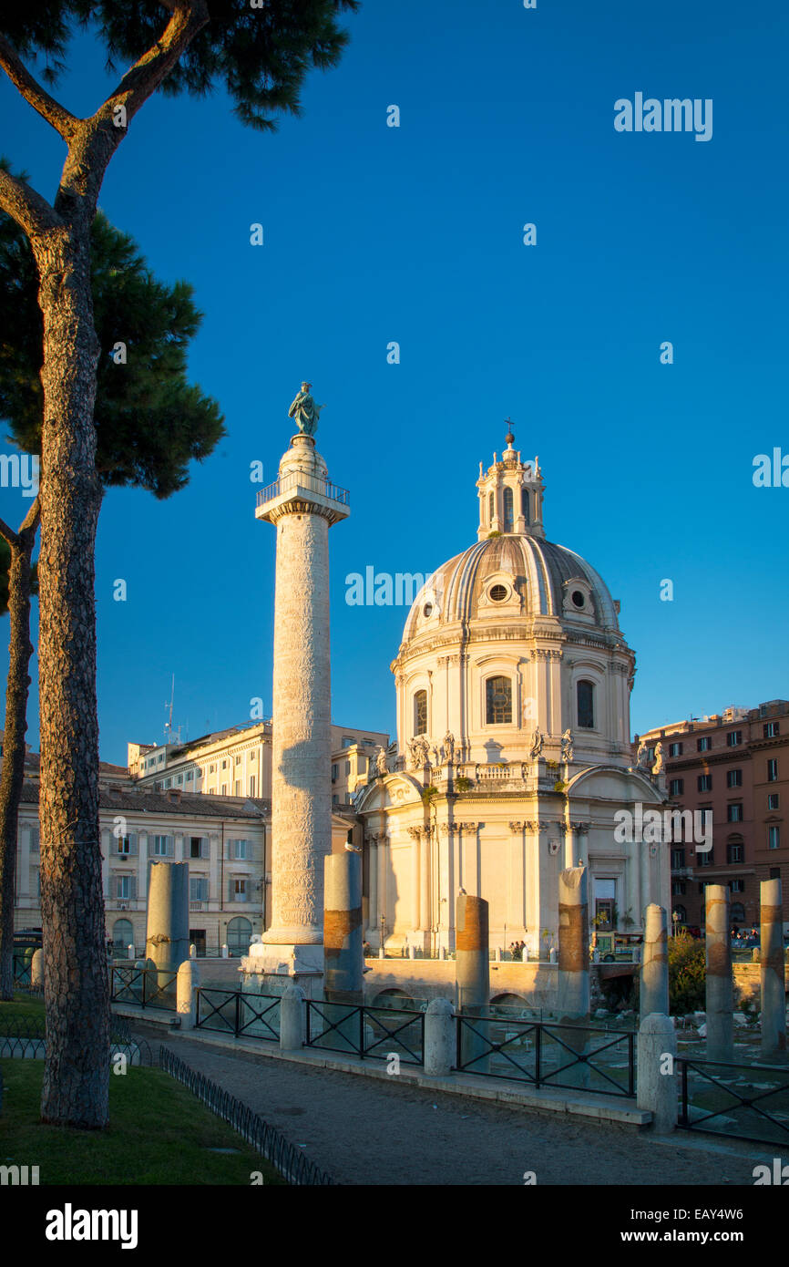 Colonna di Traiano e rovine del Foro di Traiano con il Santissimo Nome di Maria la Chiesa al di là, Roma Lazio Italia Foto Stock