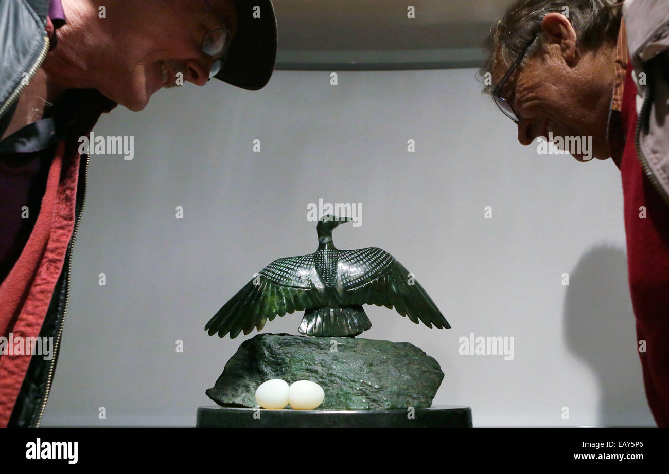 Vancouver, Canada. Xxi Nov, 2014. Residenti guardare una scultura di Giada al mondo Jade simposio a Vancouver, Canada, nov. 21, 2014. Oltre 50 esperti di giada e artisti di partecipare nel mondo il primo simposio di giada. (Xinhua Liang/Sen) Foto Stock