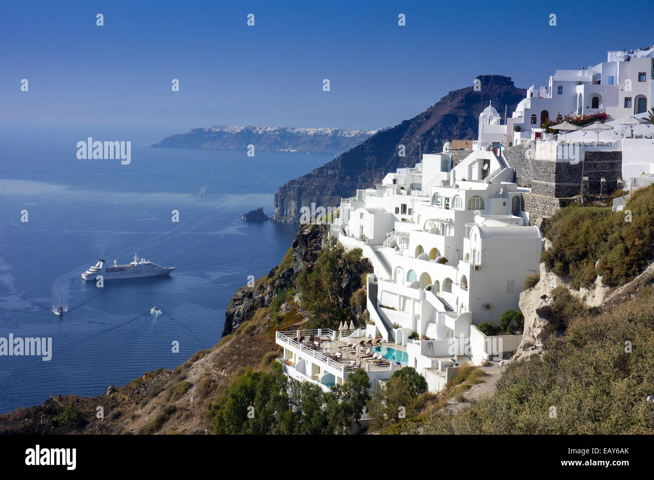 Casa bianca sul bordo craterico, Fira, Santorini, Grecia Foto Stock