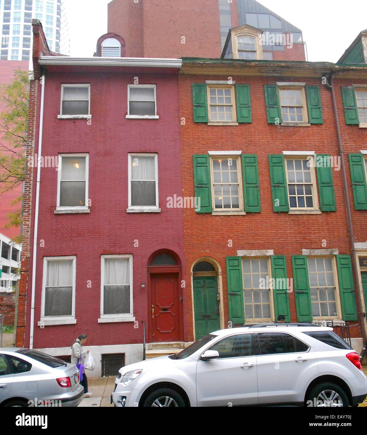 Queste case storiche, numerate 223 e 225 South 9th Street, si trovano di fronte al Jefferson Hospital di Philadelphia. Gli edifici, parte di Strickland Row, rappresentano la classica architettura di Philadelphia e sono parte integrante del paesaggio urbano della città. Foto Stock