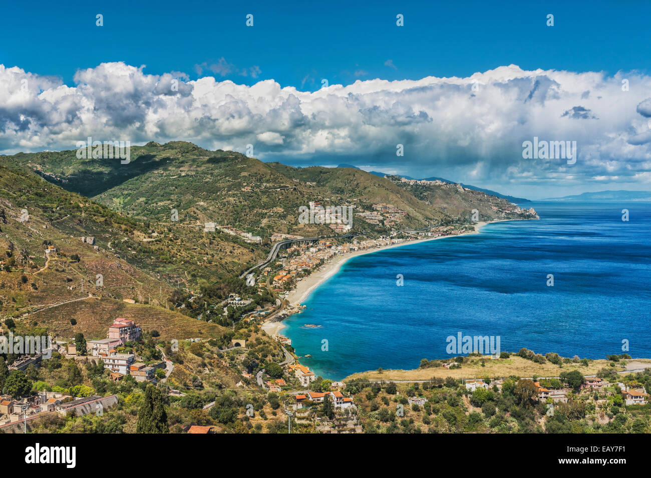 Vista da Taormina a Letojanni bay. Letojanni è situato sulla costa orientale della Sicilia, Letojanni, Sicilia, Italia, Europa Foto Stock