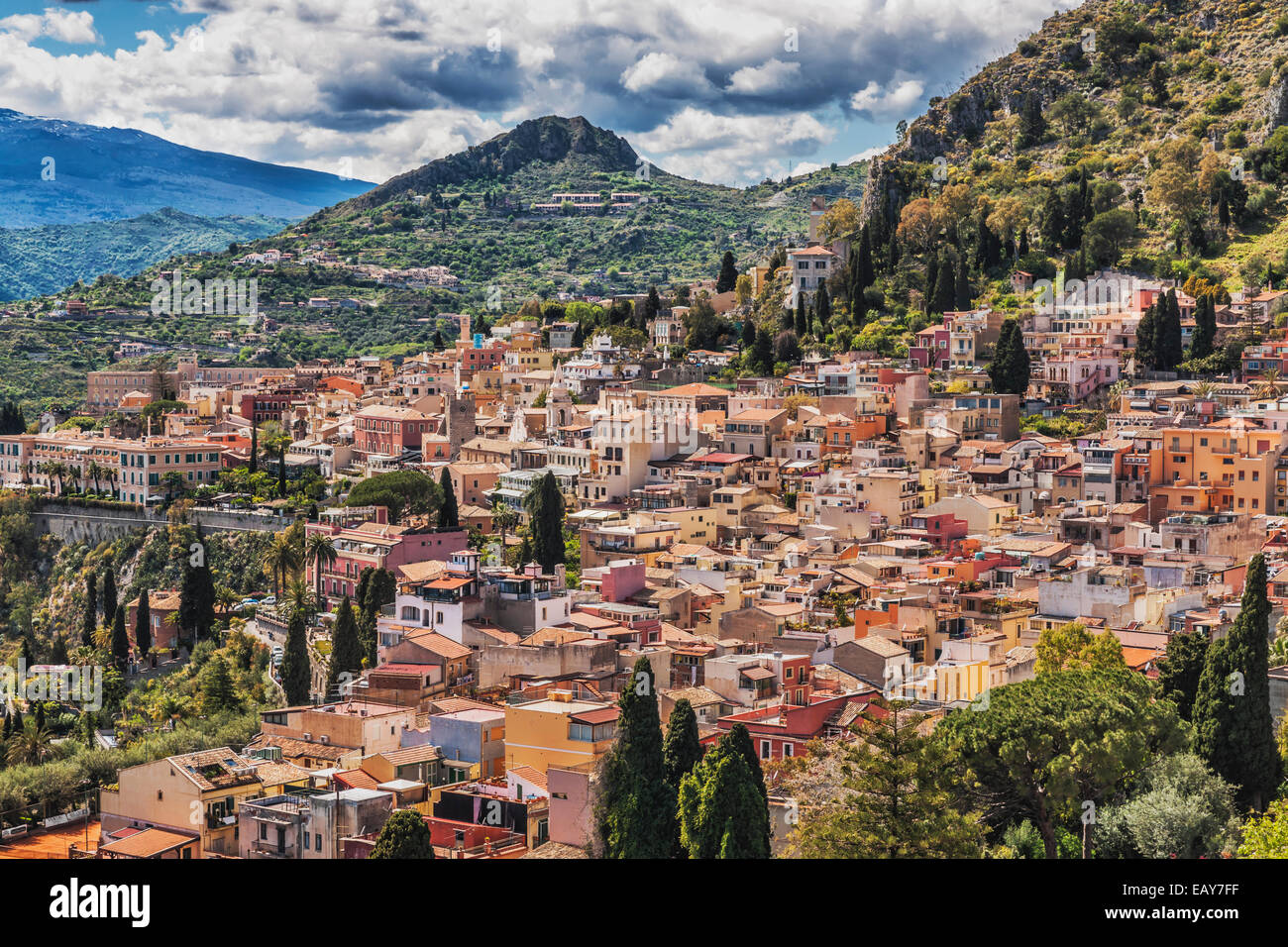 Vista sulla città di Taormina, Provincia di Messina, Sicilia, Italia, Europa Foto Stock