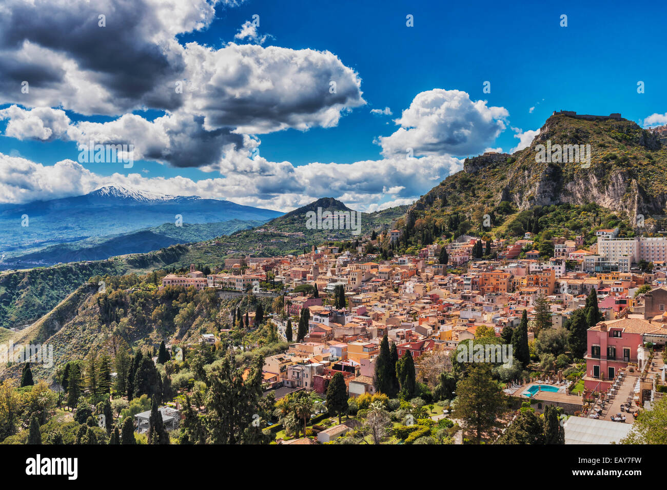Vista sulla città di Taormina e del monte Etna, Provincia di Messina, Sicilia, Italia, Europa Foto Stock