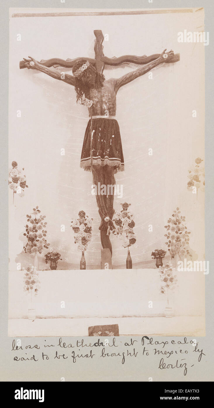 La croce esposta nella cattedrale di Tlaxcala è un simbolo religioso e culturale significativo. Riflette la fusione di tradizioni indigene e cristiane nella storia religiosa del Messico. Foto Stock