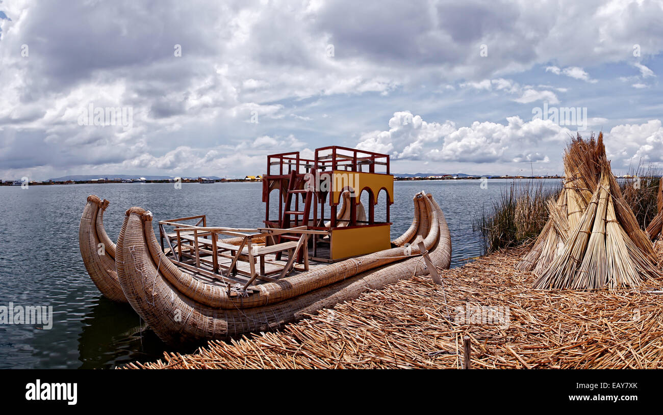 Il lago Titicaca reed ancoraggio barca presso il tradizionale reed isole dell'uru persone Foto Stock