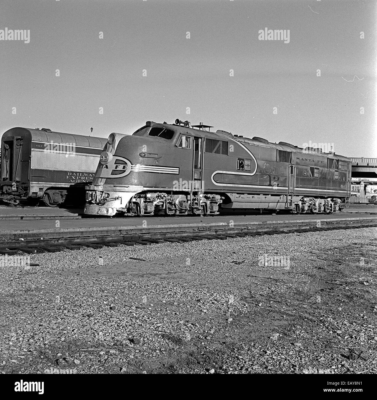 Questa immagine mostra la locomotiva Diesel Electric Passenger Locomotive No. 12 della Atchison, Topeka & Santa Fe Railway, evidenziando il suo ruolo nel trasporto di passeggeri e posta durante il XX secolo. Foto Stock