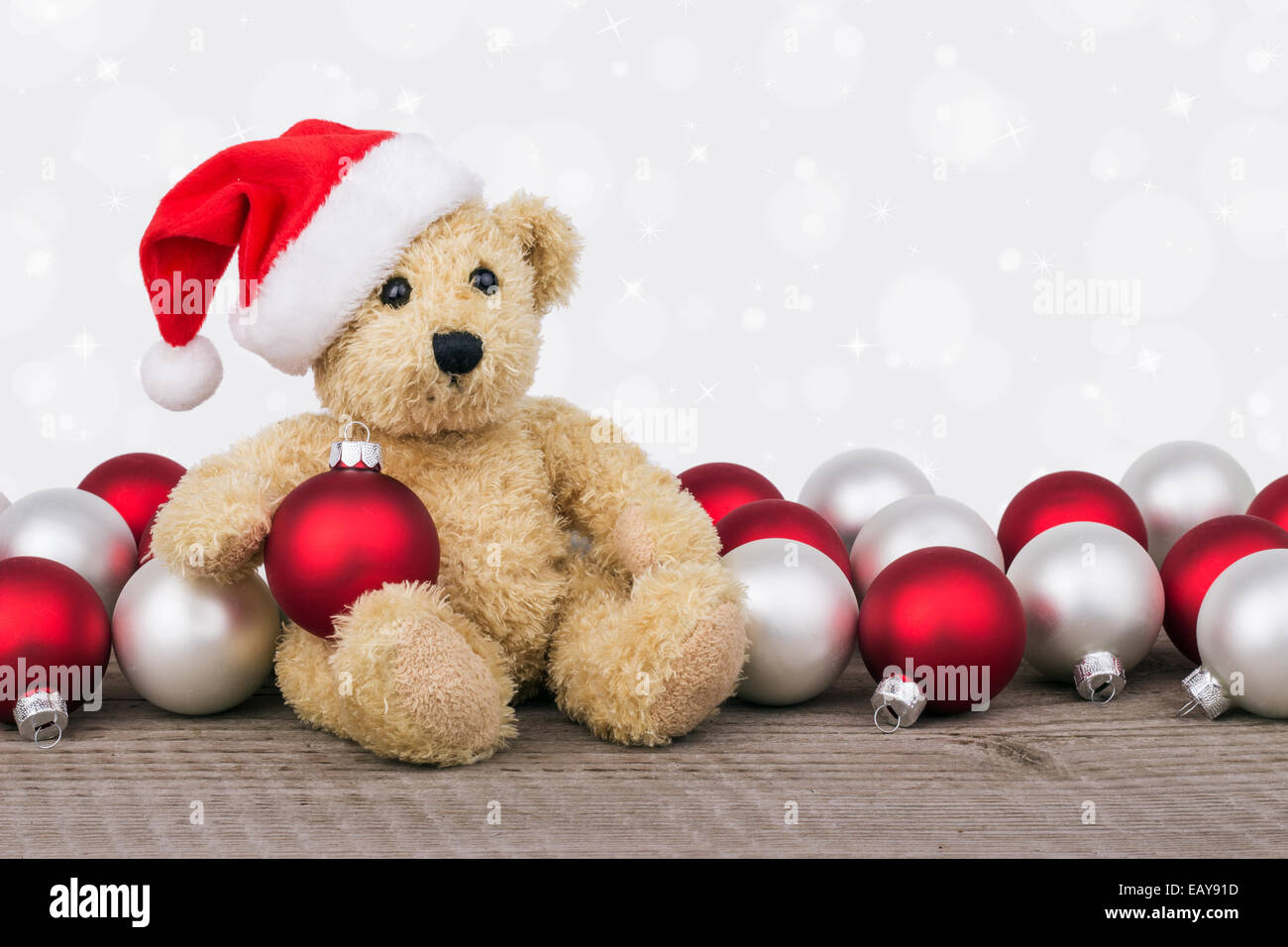 Orsacchiotto di peluche con il rosso e bianco palle di Natale Foto Stock