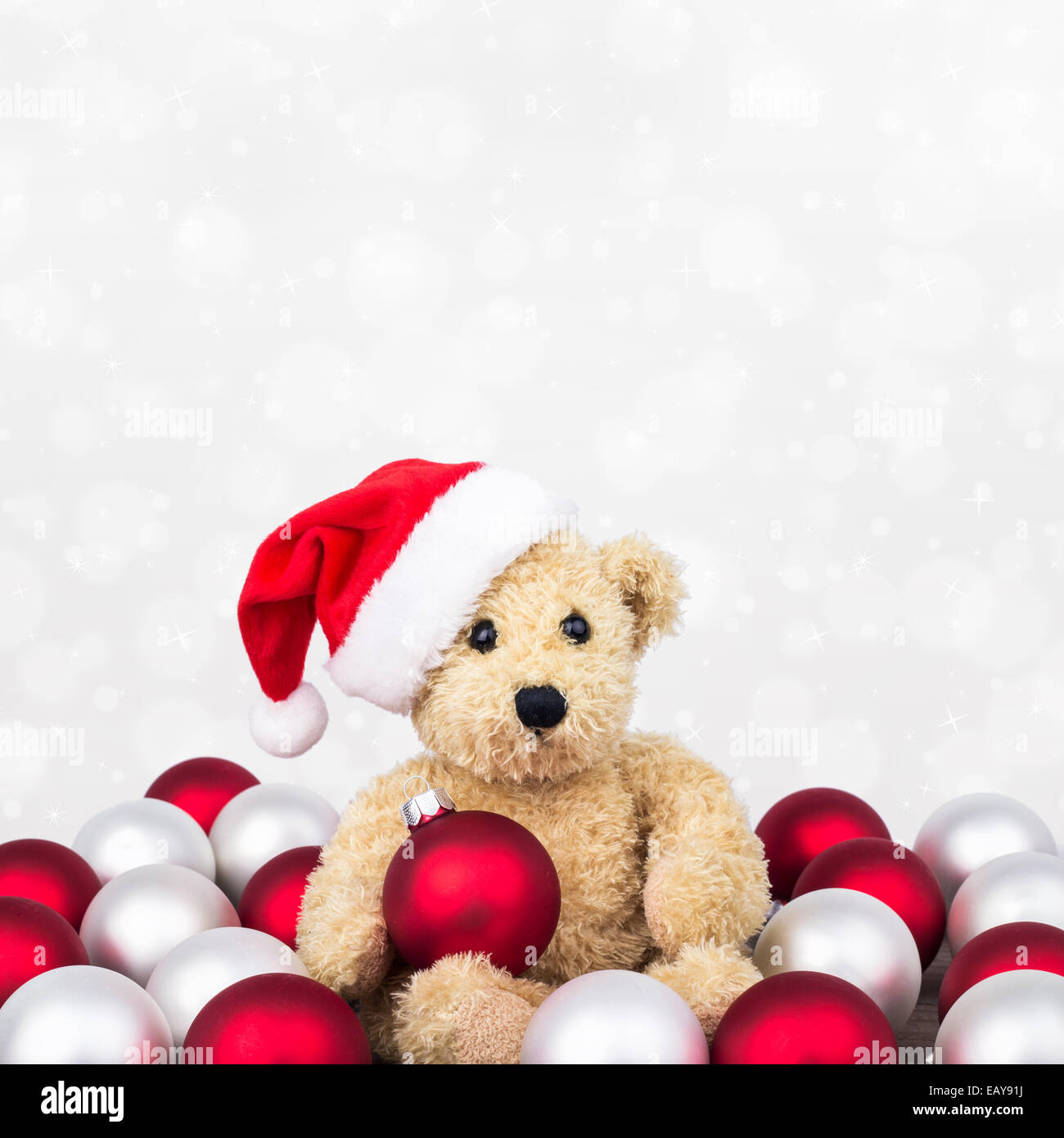 Orsacchiotto di peluche con il rosso e bianco palle di Natale Foto Stock