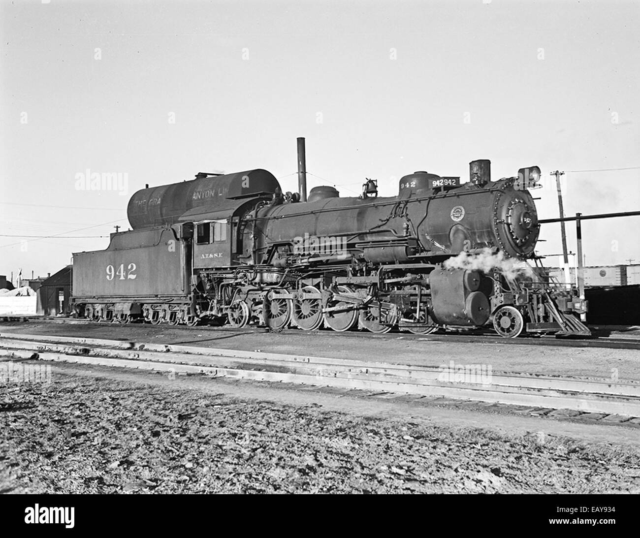 Una fotografia della locomotiva n. 942 con tender della Atchison, Topeka e Santa Fe Railway Company. Questo storico modello di treno mette in mostra l'ingegneria ferroviaria americana dei primi anni del XX secolo, un pezzo chiave della storia delle ferrovie. Foto Stock