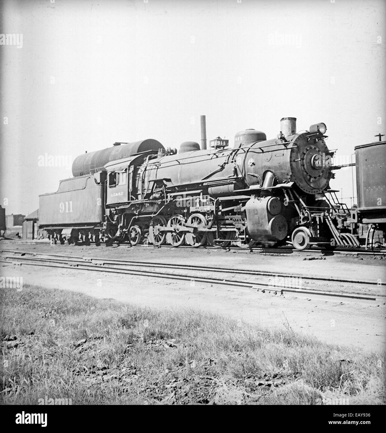 Questa immagine storica presenta la locomotiva n. 911 con il suo tender, parte della Atchison, Topeka e Santa Fe Railway. La potente locomotiva a vapore, simbolo della storia delle ferrovie americane, mostra i progressi tecnici e l'ingegneria dei primi anni del XX secolo. Foto Stock