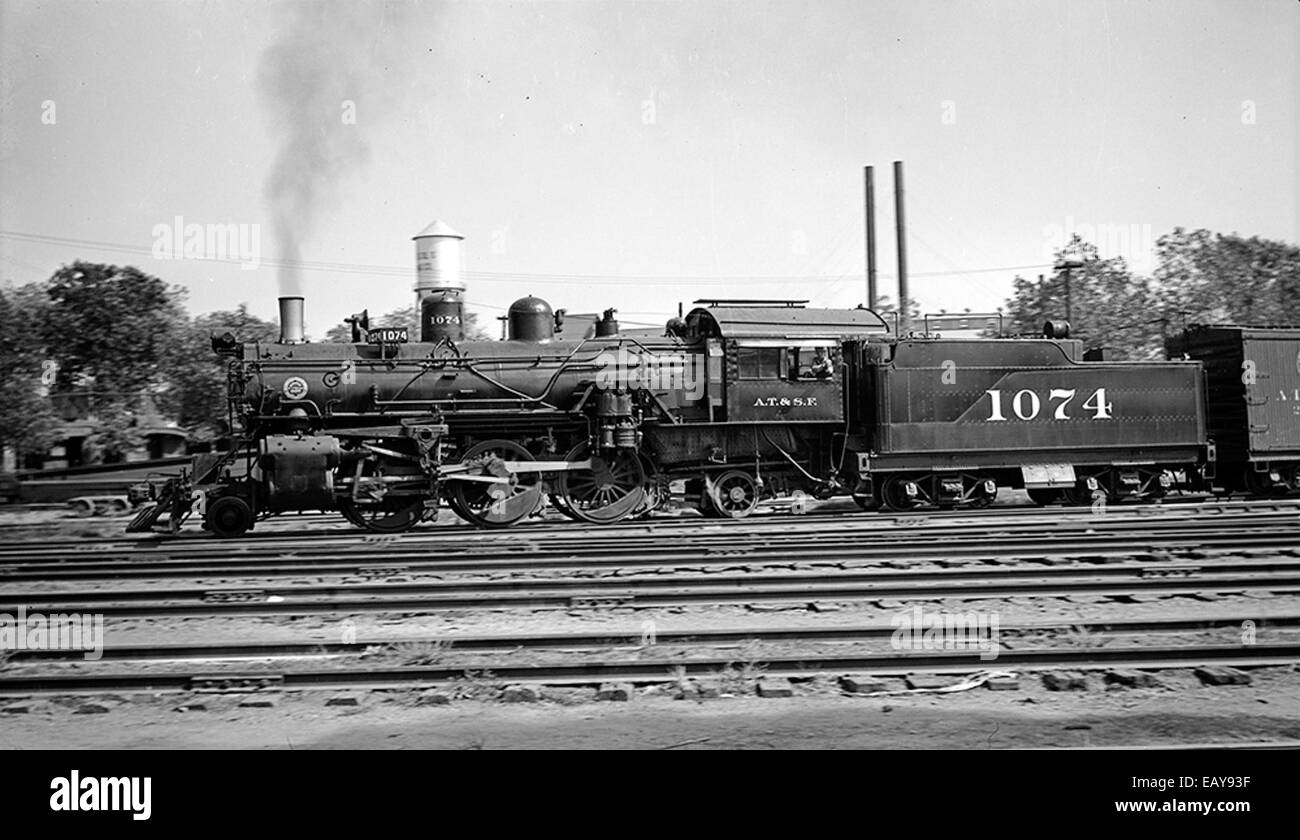La locomotiva n. 1074 della Atchison, Topeka, & Santa Fe Railway, con la sua offerta, è un simbolo storico del progresso ferroviario americano. La locomotiva rappresenta i progressi tecnologici nei treni a vapore durante la fine del XIX secolo. Foto Stock