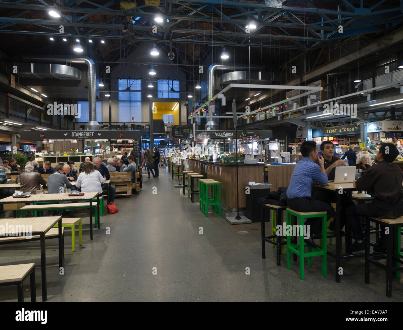 Mathallen Vulcan, food court a Oslo con molti negozi e bancarelle con cibi di specialità e prelibatezze locali, ristoranti e trattorie Foto Stock