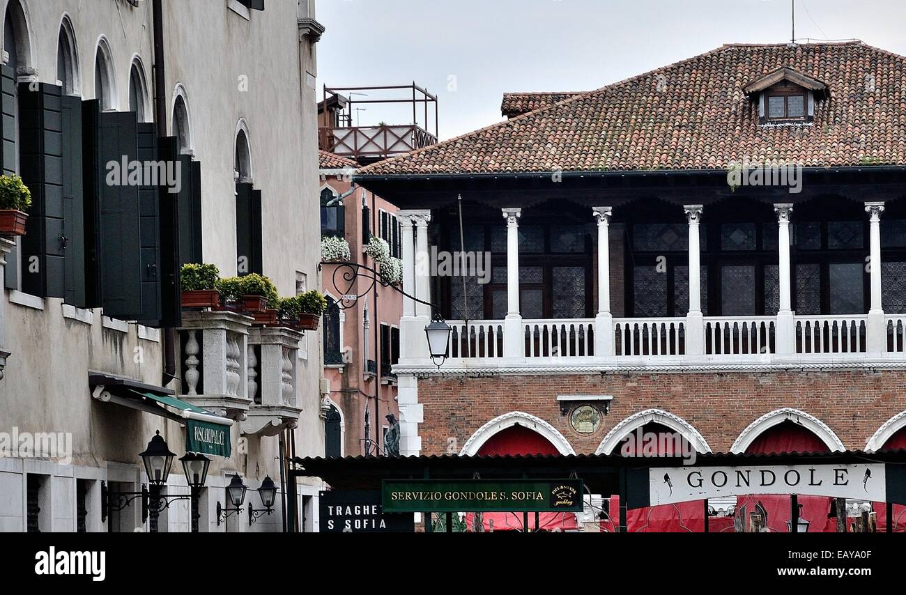 Antichi edifici tipici di Venezia. Foto Stock