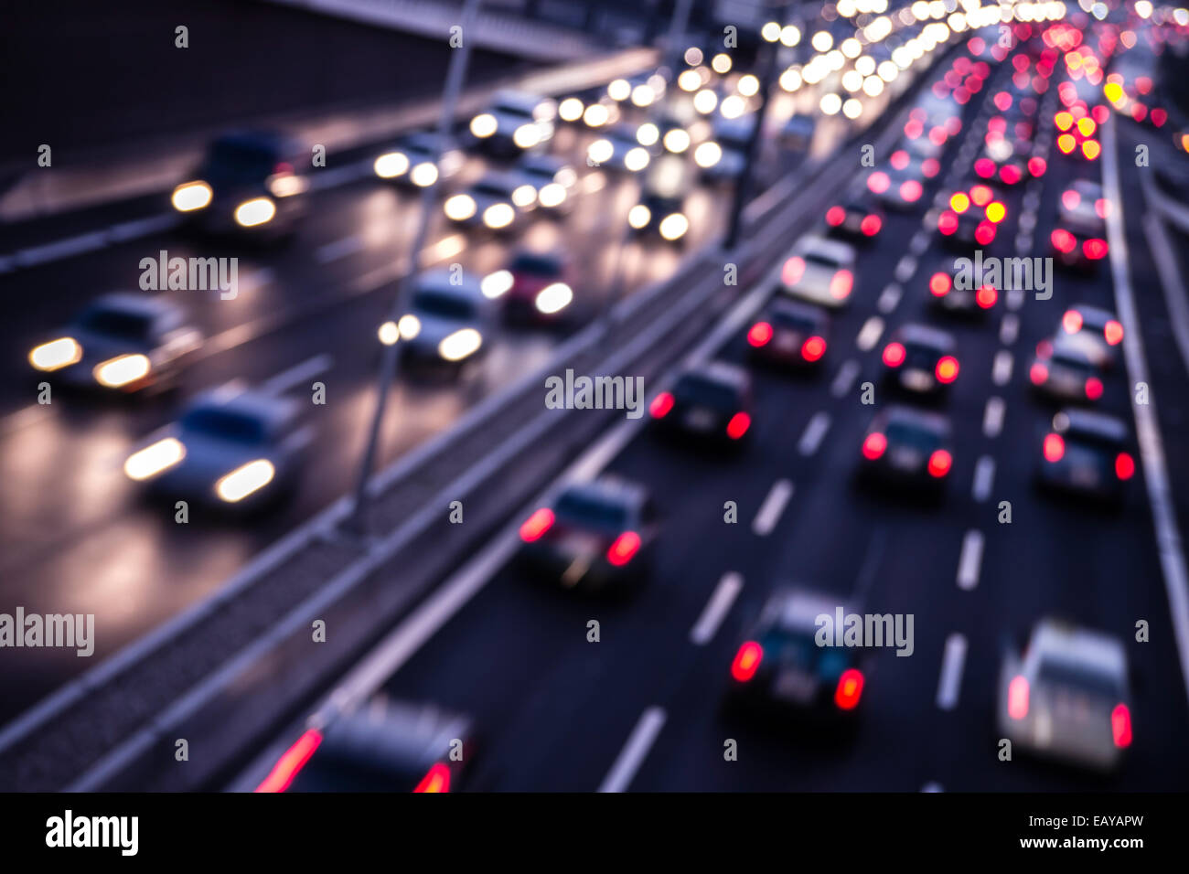Il traffico su una autostrada di notte Foto Stock