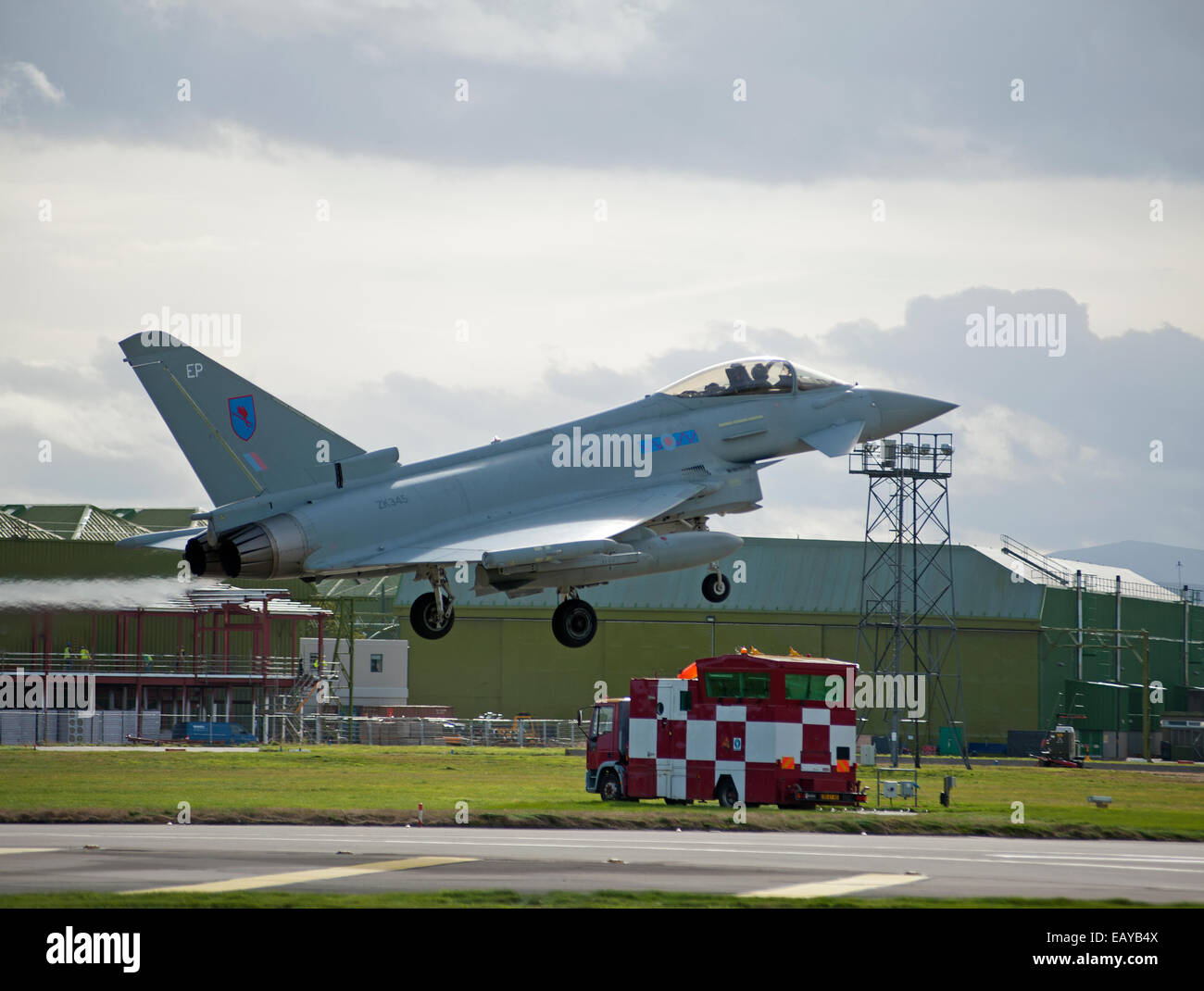 Eurofighter Typhoon FRG4 veloce militare jet fighter attorno alla terra a RAF Lossiemouth. SCO 9057 Foto Stock