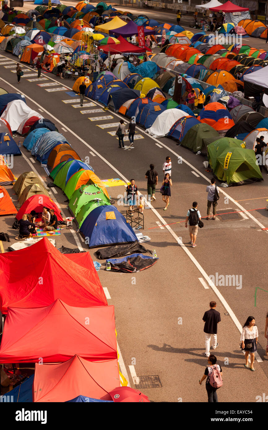 HONG KONG - 1 Novembre 2014: una delle strade occupate da pro-democrazia manifestanti in Admiralty Foto Stock