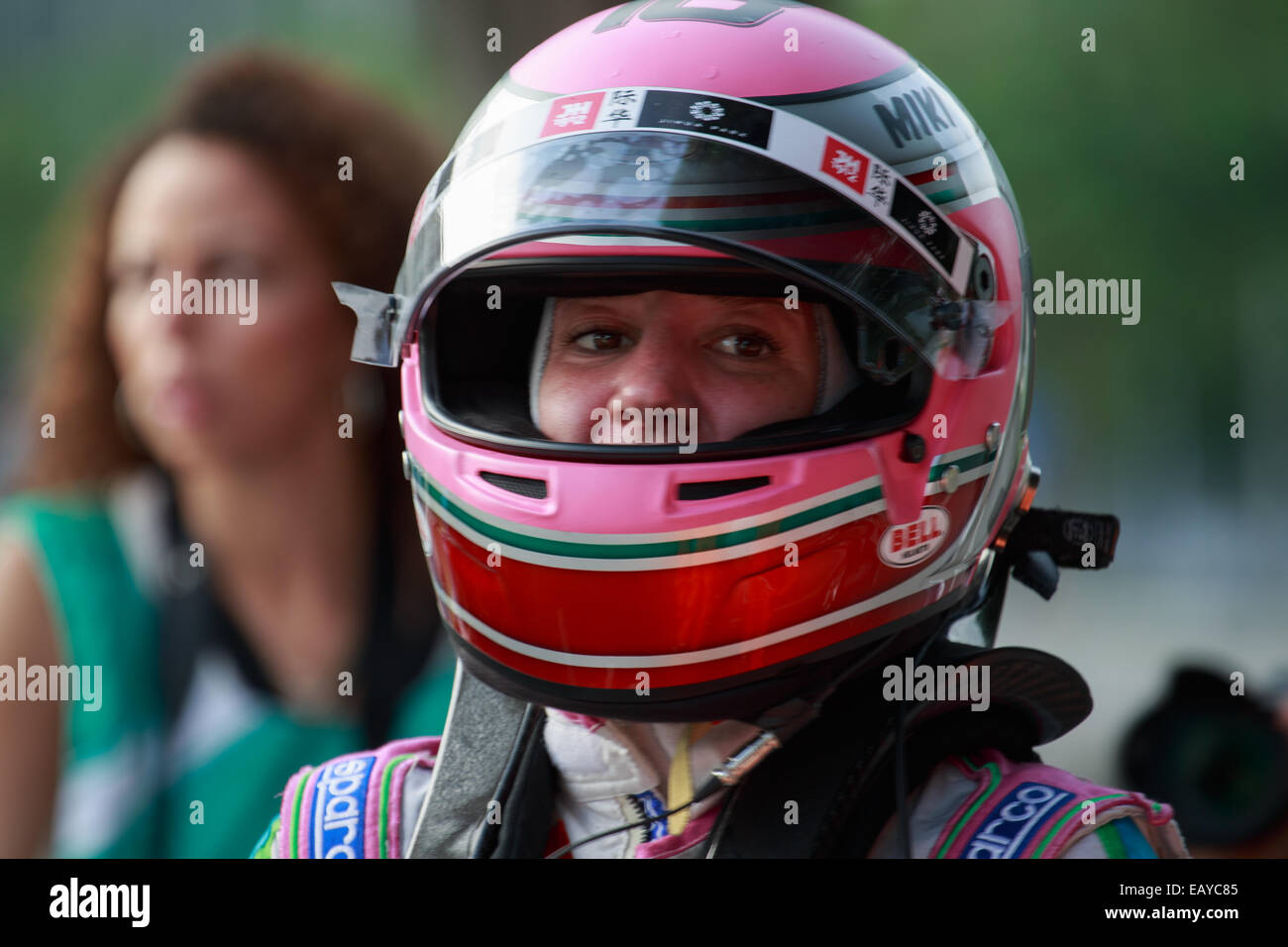 Putrajaya, Malaysia. 22 Novembre, 2014. Michela Cerruti guardando la sua auto essendo fissata a distanza durante le sessioni di qualifica per il Round 2 2014 FIA Formula E Putrajaya ePrix Wilayah Persekutuan, Pesiaran Perdana Precinct 5 Sabato, 22 novembre 2014. Credito: Sharkawi Che Din/Alamy Live News Foto Stock