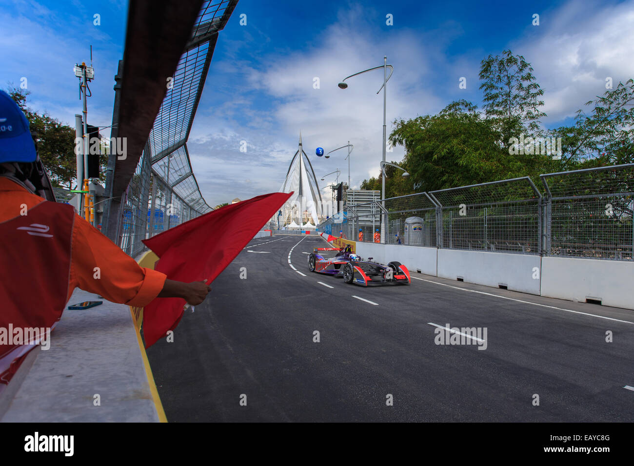 Putrajaya, Malaysia. 22 Novembre, 2014. Sventolando bandiere rosse durante le sessioni di qualifica per il Round 2 2014 FIA Formula E Putrajaya ePrix Wilayah Persekutuan, Pesiaran Perdana Precinct 5 Sabato, 22 novembre 2014. Credito: Sharkawi Che Din/Alamy Live News Foto Stock