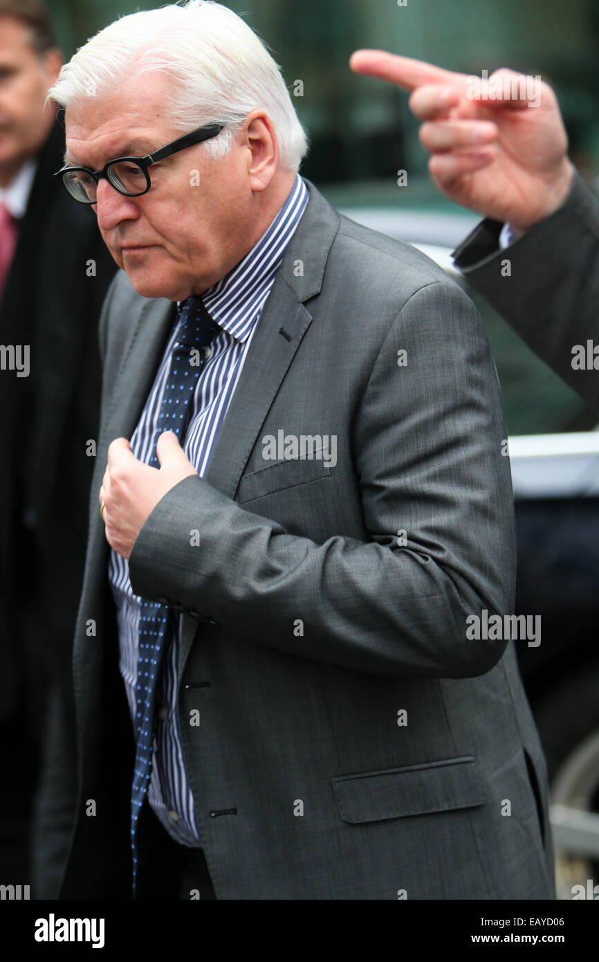 Vienna, Austria. 22 Novembre, 2014. Il Ministro degli esteri tedesco Frank-Walter Steinmeier arriva al Palais Coburg, sede dei colloqui nucleare a Vienna il 9 novembre 22, 2014. Il mondo principali poteri e Iran sono corse contro il tempo per raggiungere un accordo su Teheran il programma nucleare. Come per il nov. 24 termine, ci sono solo due giorni a sinistra nei colloqui tra Iran e P5 1 gruppo. Credito: Zhang ventola/Xinhua/Alamy Live News Foto Stock