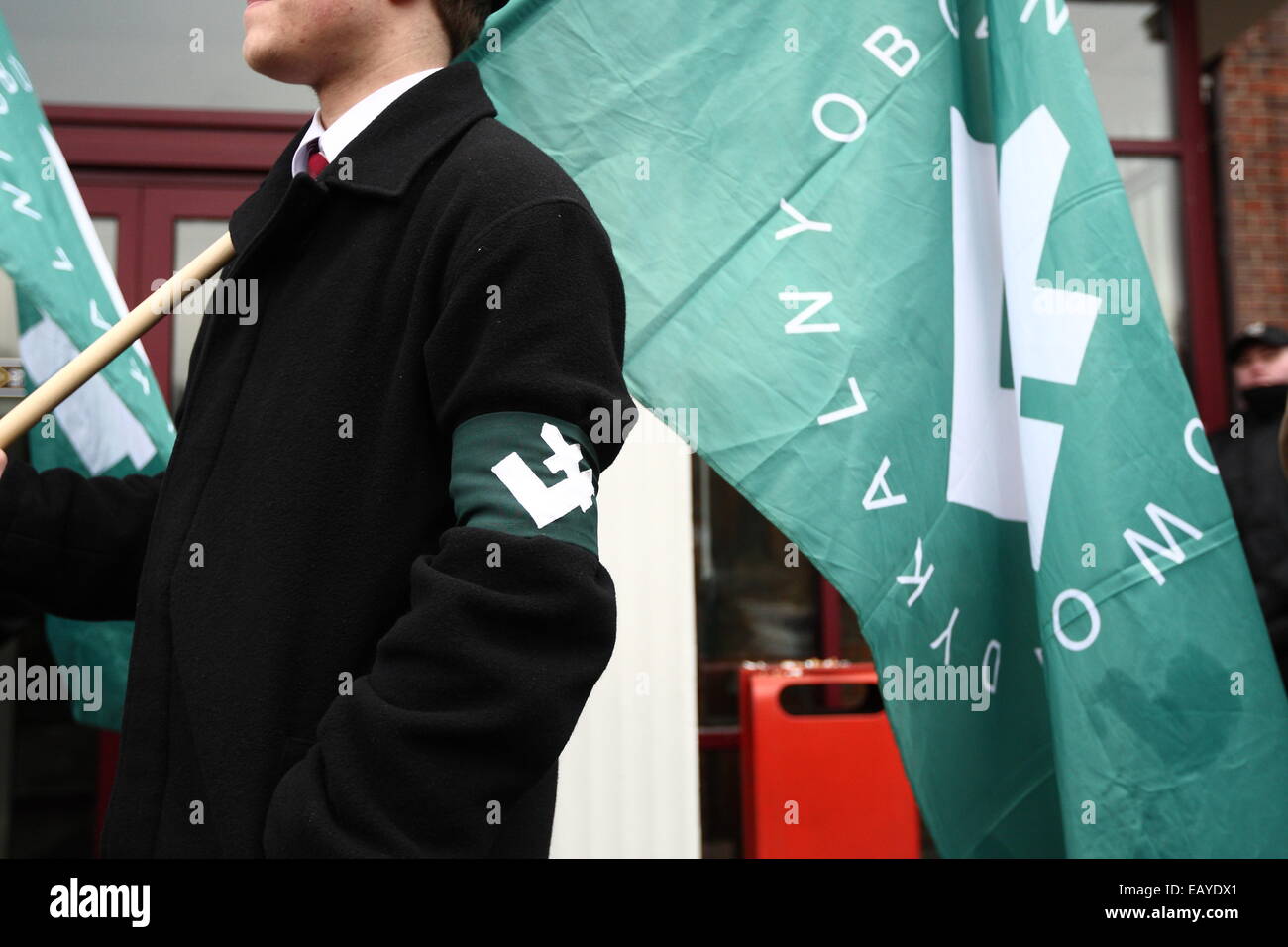 Gdansk, Polonia 22nd, Novembre 2014 di estrema destra "Movimento Nazionale l' organizzazione di attivisti protesta al di fuori del voivodato di Pomerania creazione. I manifestanti hanno inscenato la protesta sotto lo slogan "top manipolazione elettorale,' impegnativo il licenziamento immediato di tutti i membri di PKW (Commissione nazionale elettorale) e la ripetizione delle elezioni locali. Credito: Michal Fludra/Alamy Live News Foto Stock