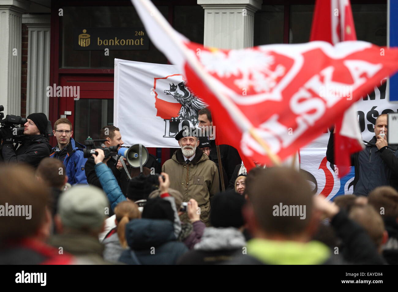 Gdansk, Polonia 22nd, Novembre 2014 di estrema destra "Movimento Nazionale l' organizzazione di attivisti protesta al di fuori del voivodato di Pomerania creazione. I manifestanti hanno inscenato la protesta sotto lo slogan "top manipolazione elettorale,' impegnativo il licenziamento immediato di tutti i membri di PKW (Commissione nazionale elettorale) e la ripetizione delle elezioni locali. Credito: Michal Fludra/Alamy Live News Foto Stock