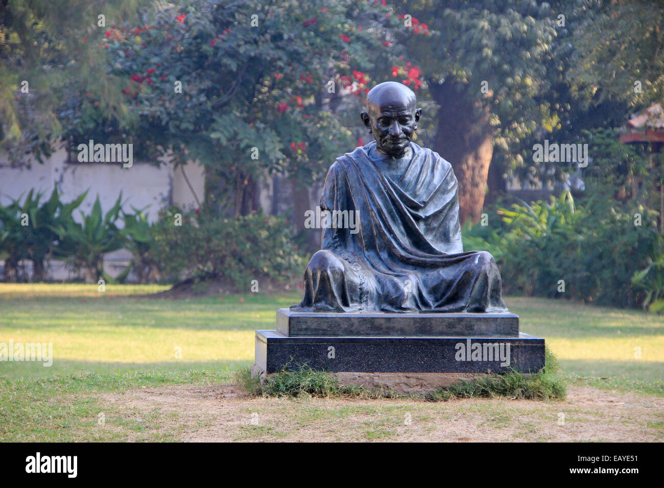 Postura seduta statua del Mahatma Gandhi a Sabarmathi Ashram, Ahmedabad, Gujarath, India, Asia Foto Stock