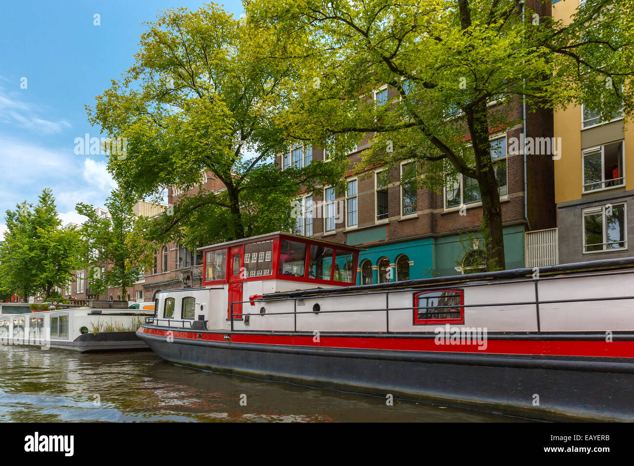Vista sulla città di Amsterdam canal e tipica casa galleggiante, Holland, Paesi Bassi. Foto Stock