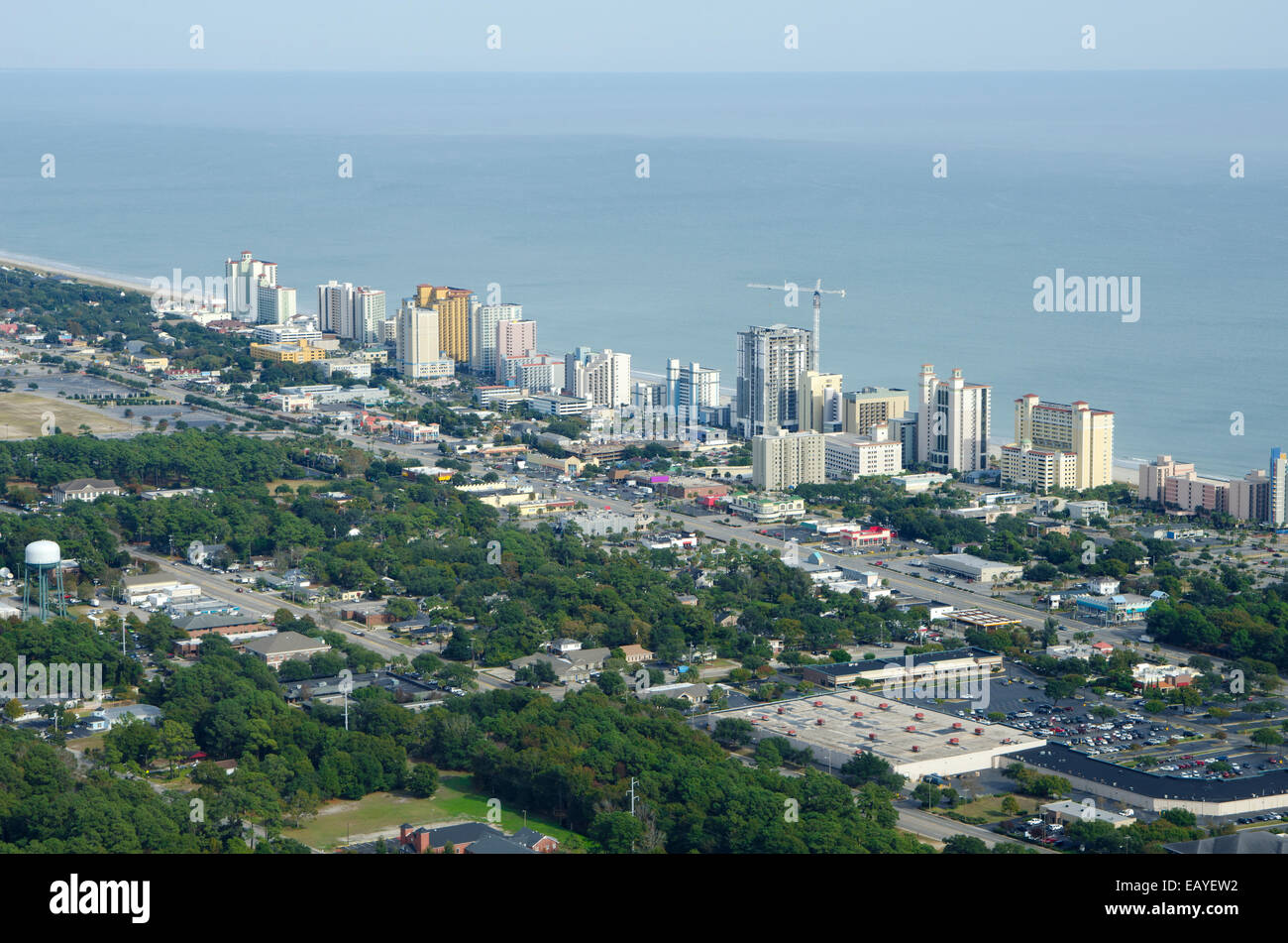 Vista aerea del fronte oceano di condomini, alberghi e hotel lungo il Grand Strand di Myrtle Beach, Carolina del Sud. Nessun logo. Foto Stock