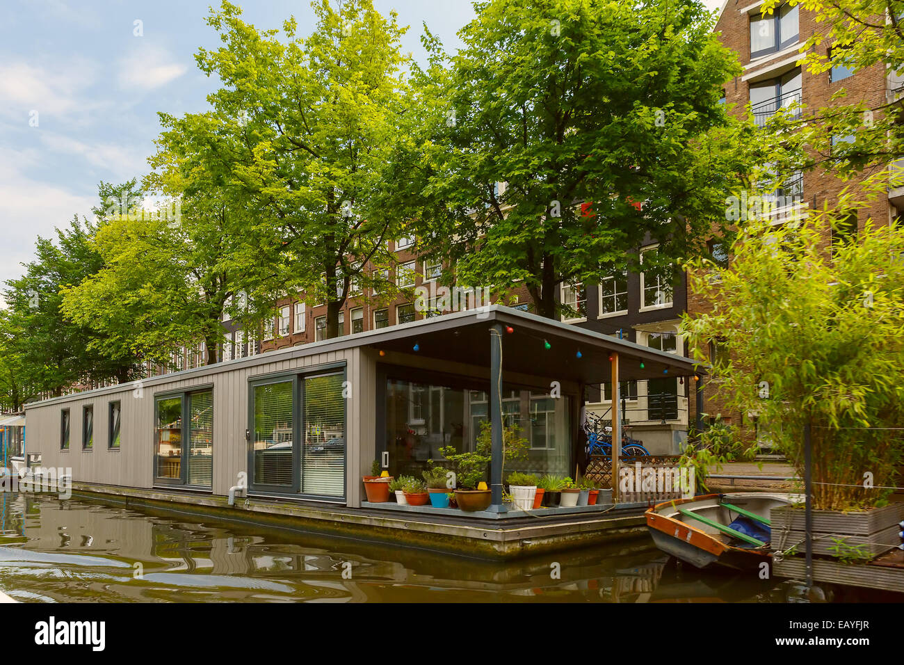 Vista sulla città di Amsterdam canal e tipici housboat, Holland, Paesi Bassi. Foto Stock