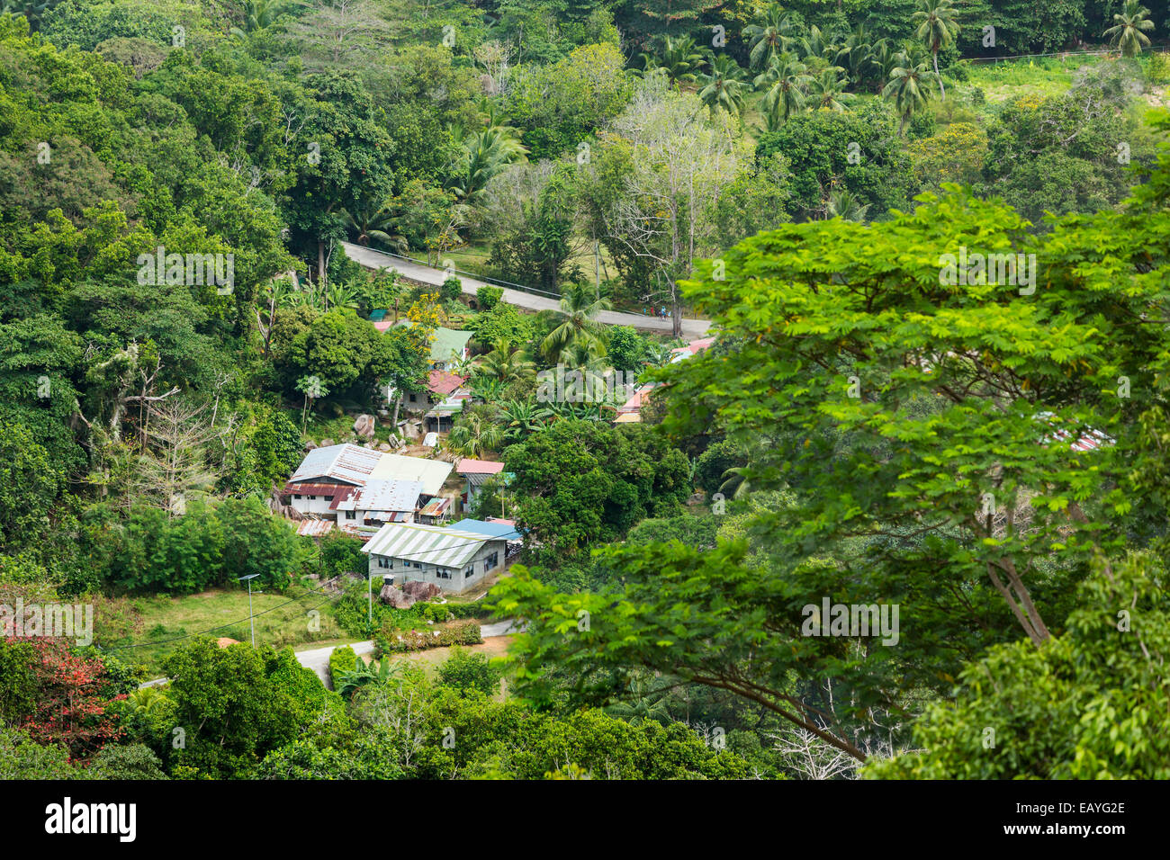 Vista dal punto più alto di La Digue, Nid d'Aigle giù per alcune tipiche fattorie delle colline Foto Stock