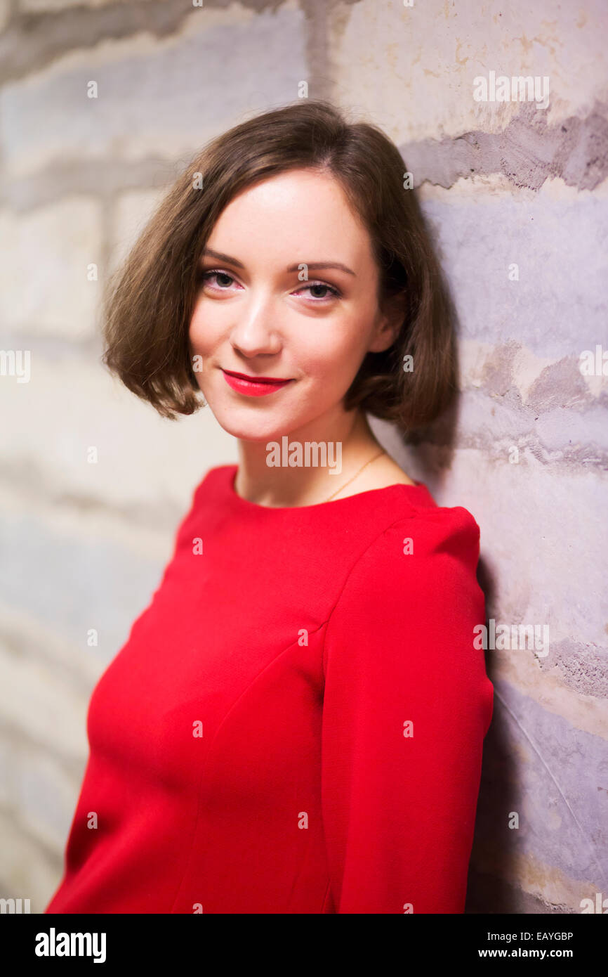 Giovane donna in corridoio e il muro di pietra calcarea mattoni Foto Stock